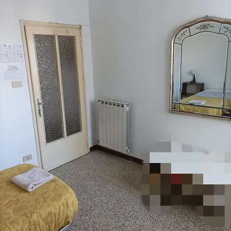 Stanza Privata In Vicino Stazione E Centro Storico - Comfort Base, Essenziale, Semplice - No